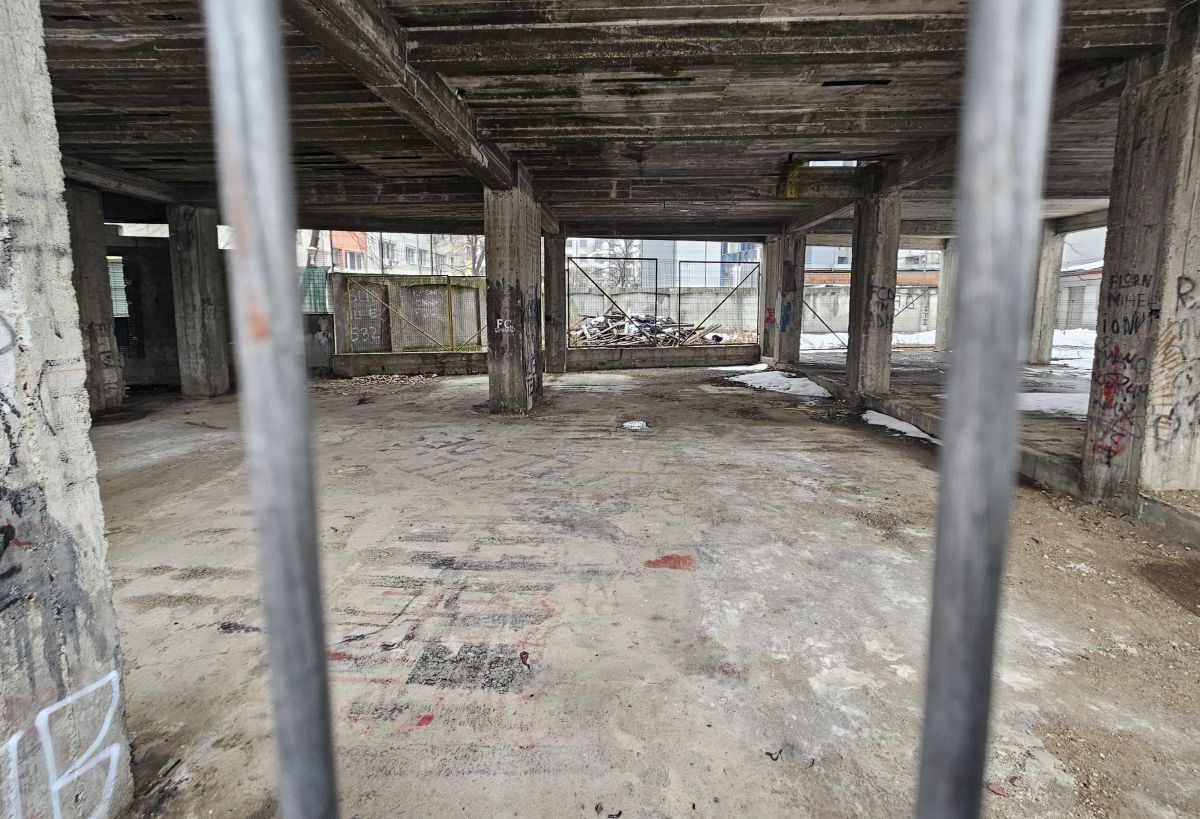 Cine pune mâna pe clădirea-fantomă de lângă stadionul Dinamo: „Mai întâi să avem terenul” » Paragină în locul unde ar fi trebuit să apară un mega-proiect