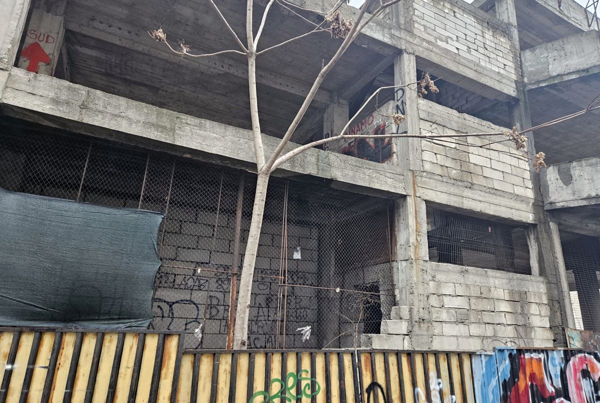 Cine pune mâna pe clădirea-fantomă de lângă stadionul Dinamo: „Mai întâi să avem terenul” » Paragină în locul unde ar fi trebuit să apară un mega-proiect