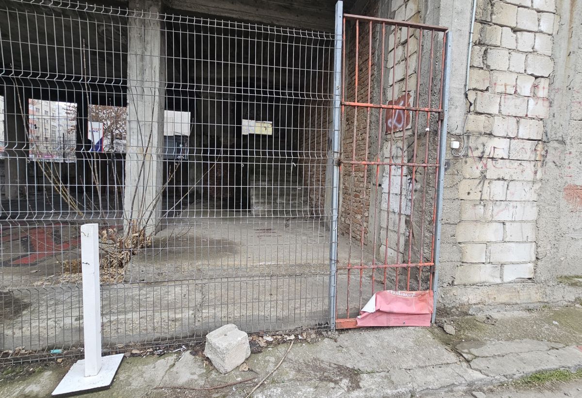 Cine pune mâna pe clădirea-fantomă de lângă stadionul Dinamo: „Mai întâi să avem terenul” » Paragină în locul unde ar fi trebuit să apară un mega-proiect