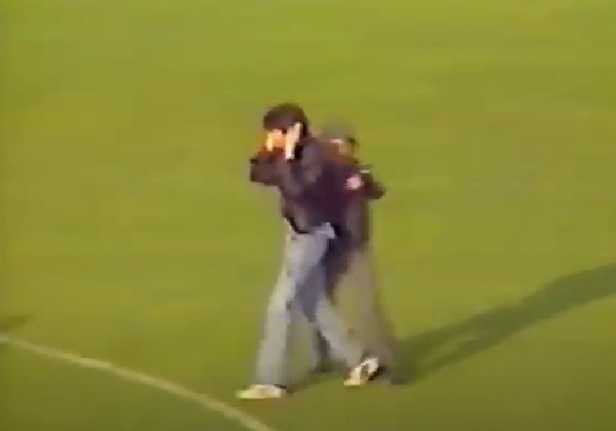 Partida dintre Dinamo și Steaua care a stat la baza unui război în toată regula » Căpitanul a atacat polițiștii, ultrașii au mers pe front, iar Miodrag Belodedici relatează: „Ne-au luat niște blindate”