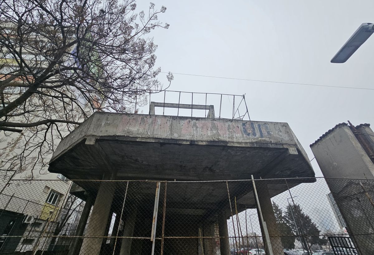 Cine pune mâna pe clădirea-fantomă de lângă stadionul Dinamo: „Mai întâi să avem terenul” » Paragină în locul unde ar fi trebuit să apară un mega-proiect