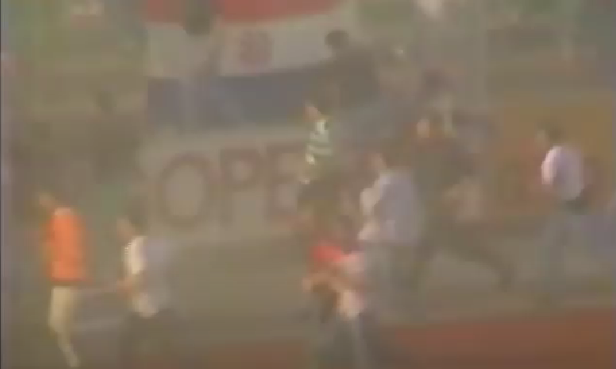 Partida dintre Dinamo și Steaua care a stat la baza unui război în toată regula » Căpitanul a atacat polițiștii, ultrașii au mers pe front, iar Miodrag Belodedici relatează: „Ne-au luat niște blindate”