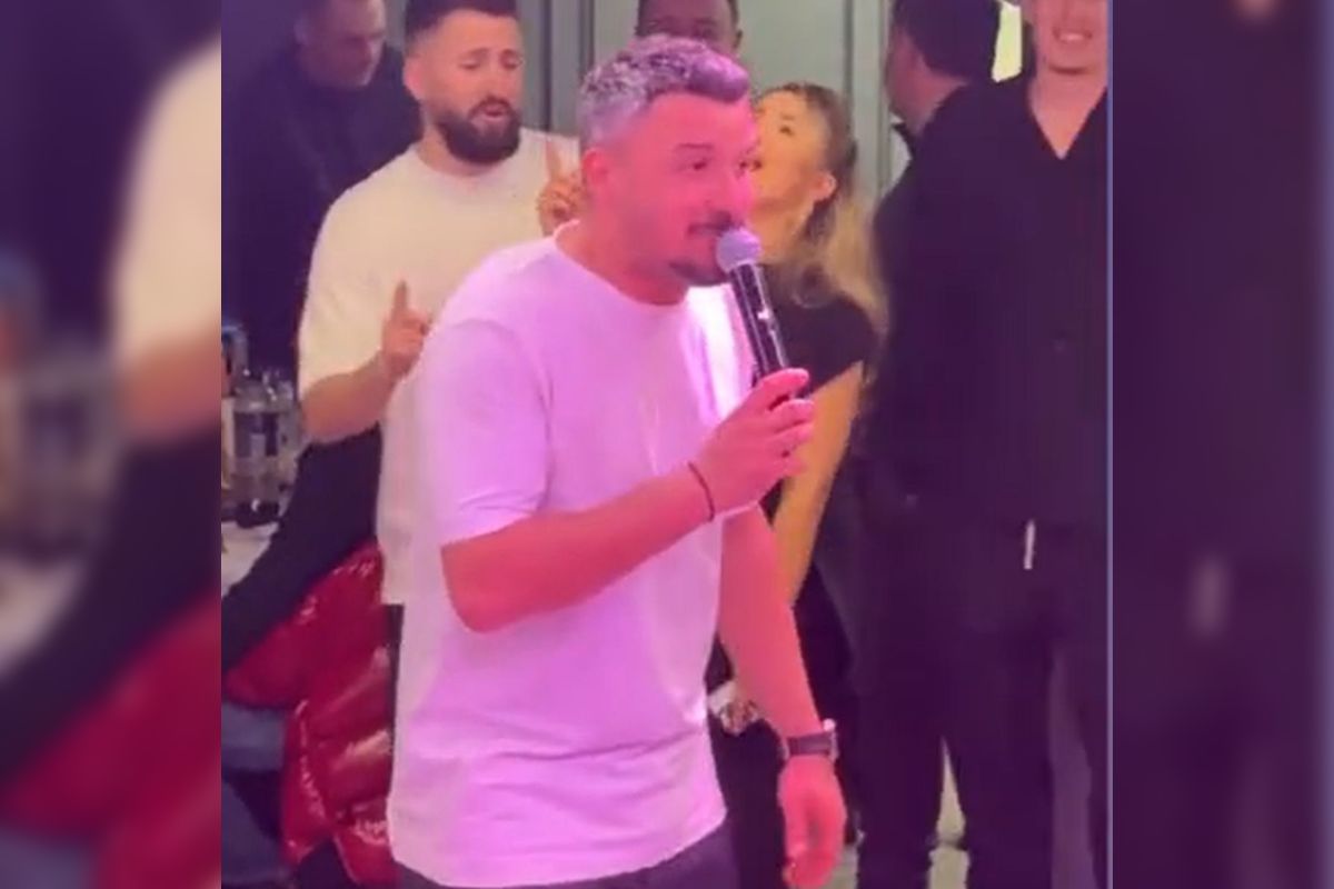 Constantin Budescu a luat microfonul și a început să cânte la aniversarea sa