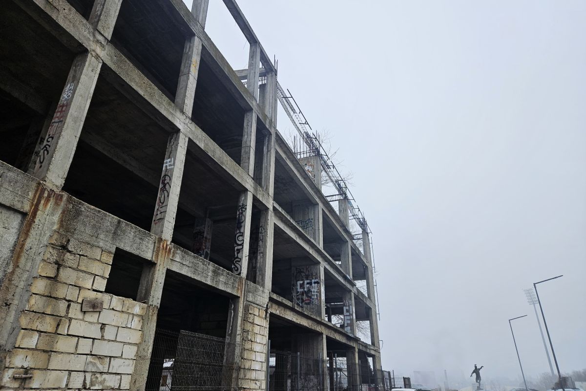 Cine pune mâna pe clădirea-fantomă de lângă stadionul Dinamo: „Mai întâi să avem terenul” » Paragină în locul unde ar fi trebuit să apară un mega-proiect