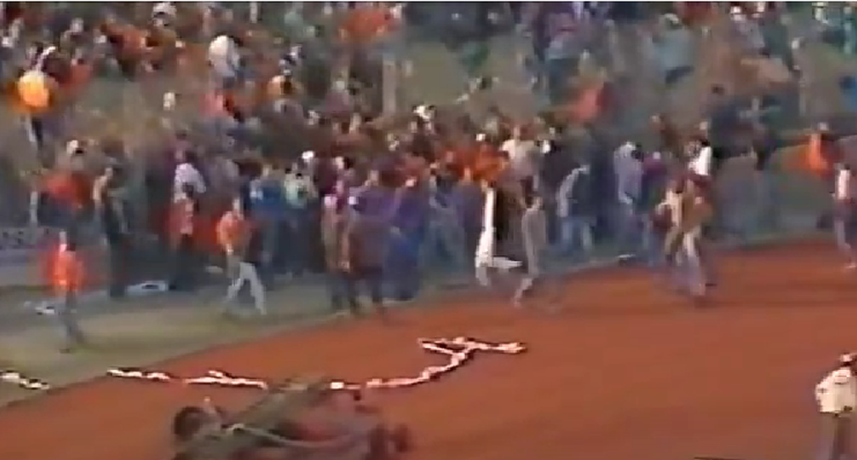 Partida dintre Dinamo și Steaua care a stat la baza unui război în toată regula » Căpitanul a atacat polițiștii, ultrașii au mers pe front, iar Miodrag Belodedici relatează: „Ne-au luat niște blindate”