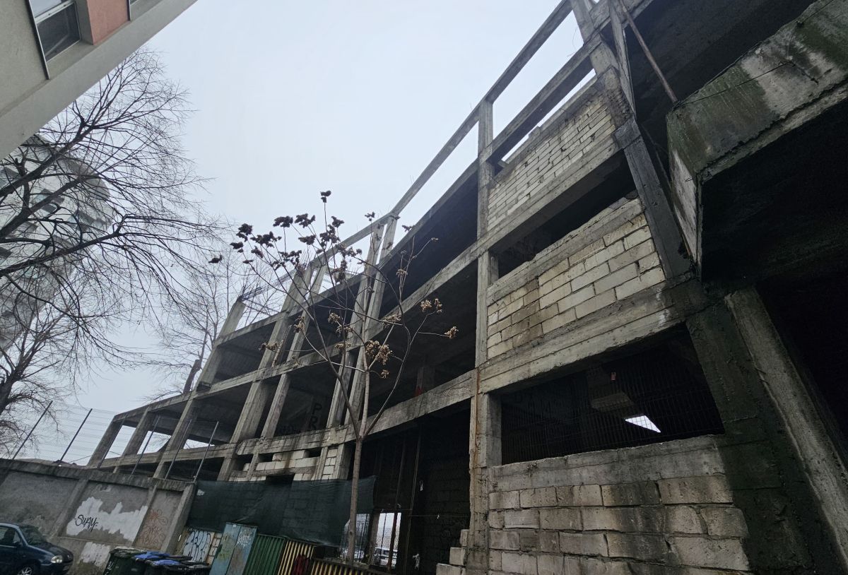 Clădirea-fantomă de lângă stadionul „Dinamo” » Aici ar fi trebuit să fie sediul clubului: paragină în loc de lux, 30 de ani mai târziu