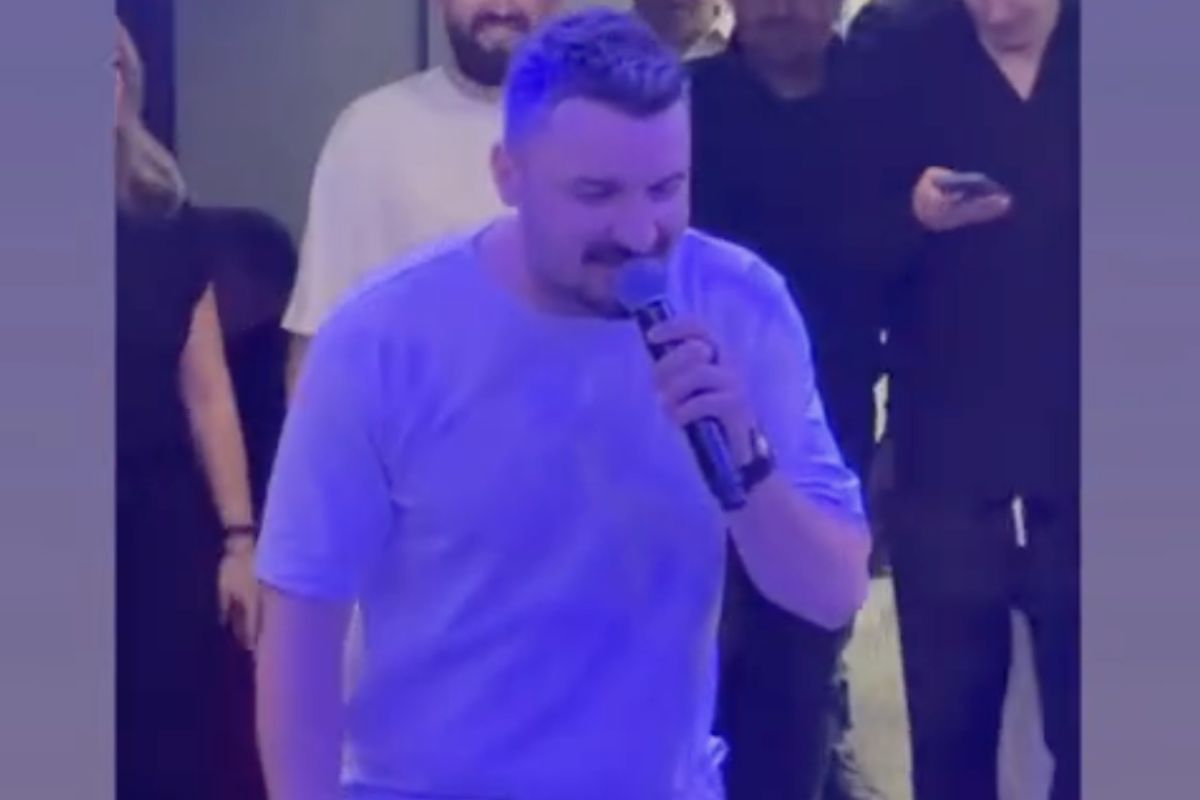 Constantin Budescu a luat microfonul și a început să cânte în restaurant: „Numai tu hoțule-o ai”