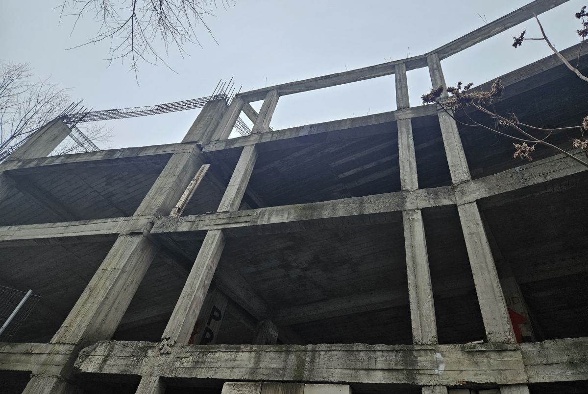 Clădirea-fantomă de lângă stadionul „Dinamo” » Aici ar fi trebuit să fie sediul clubului: paragină în loc de lux, 30 de ani mai târziu