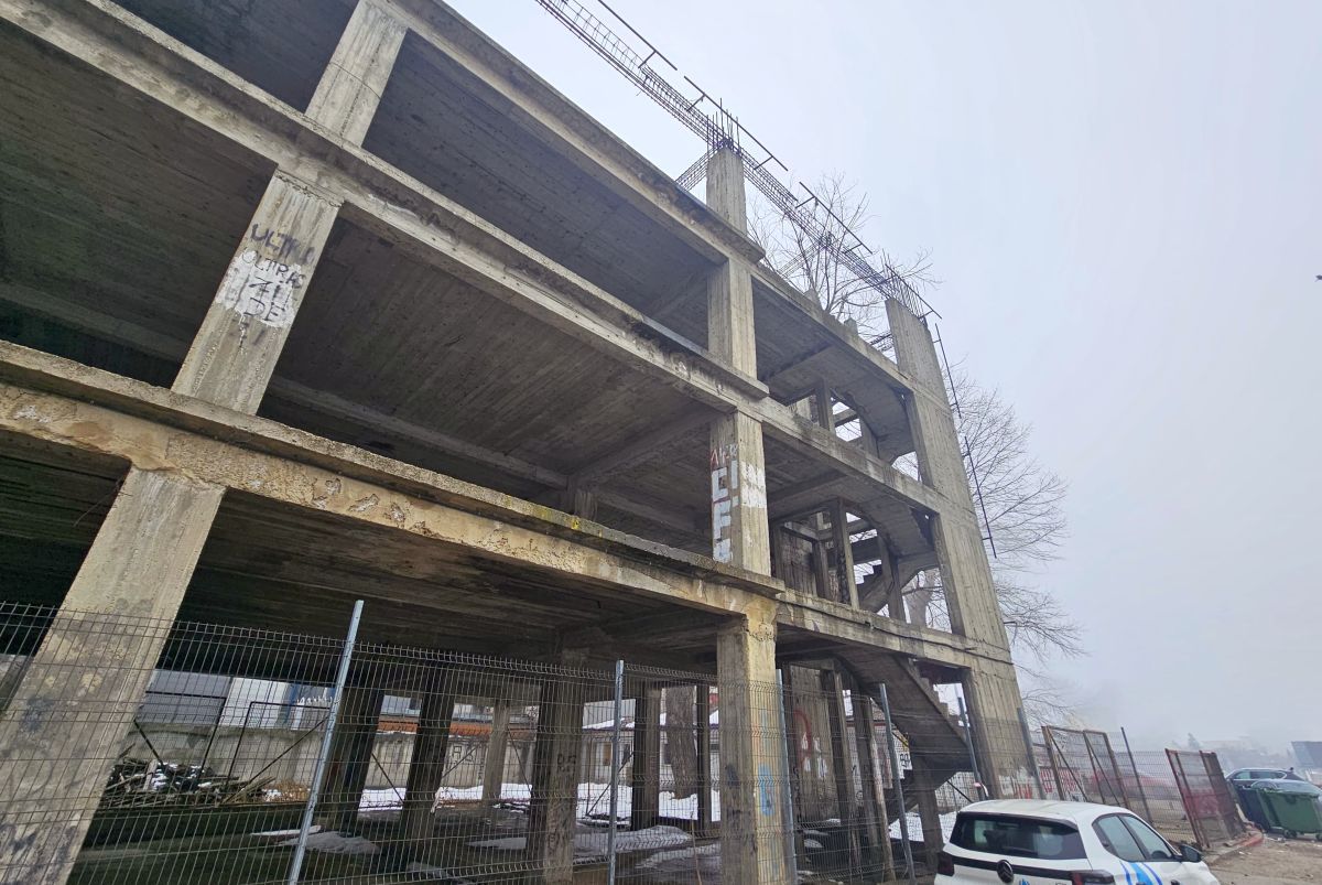 Cine pune mâna pe clădirea-fantomă de lângă stadionul Dinamo: „Mai întâi să avem terenul” » Paragină în locul unde ar fi trebuit să apară un mega-proiect