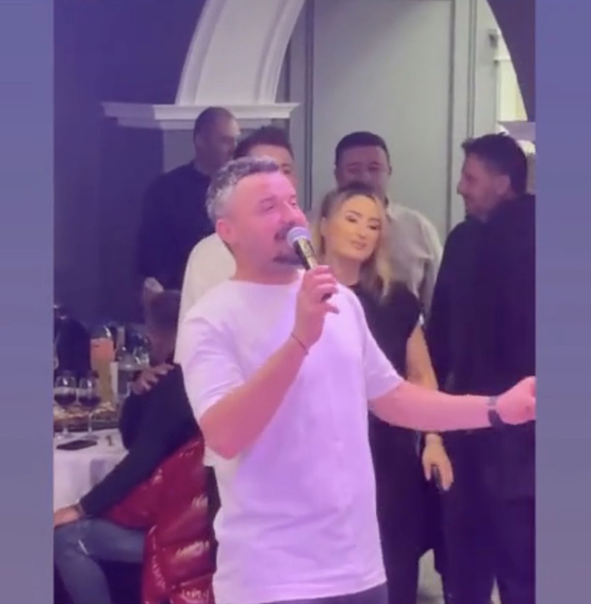 Constantin Budescu a luat microfonul și a început să cânte la aniversarea sa