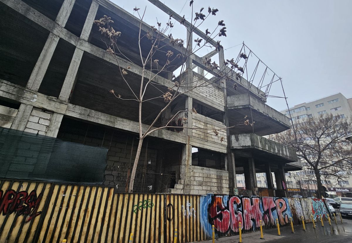 Cine pune mâna pe clădirea-fantomă de lângă stadionul Dinamo: „Mai întâi să avem terenul” » Paragină în locul unde ar fi trebuit să apară un mega-proiect