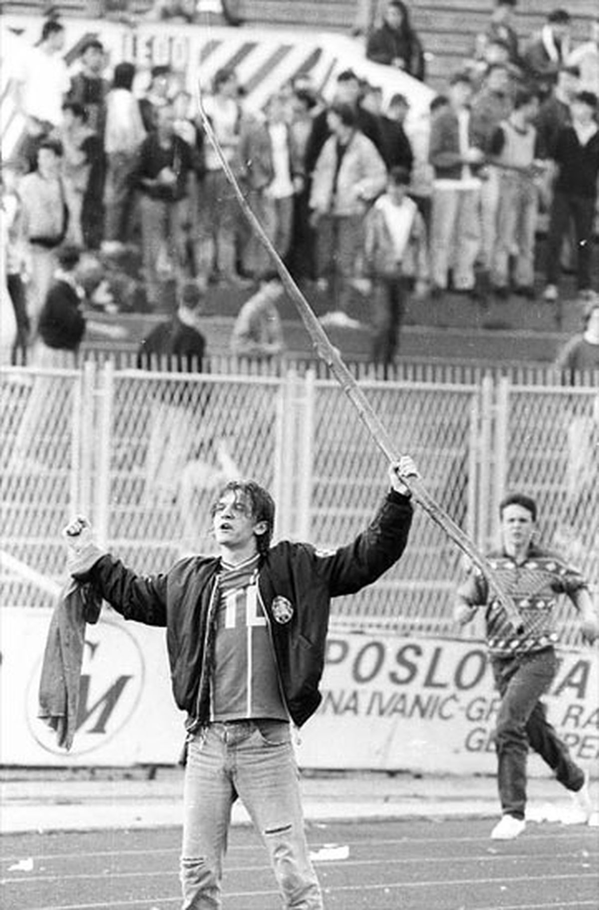 Partida dintre Dinamo și Steaua care a stat la baza unui război în toată regula » Căpitanul a atacat polițiștii, ultrașii au mers pe front, iar Miodrag Belodedici relatează: „Ne-au luat niște blindate”