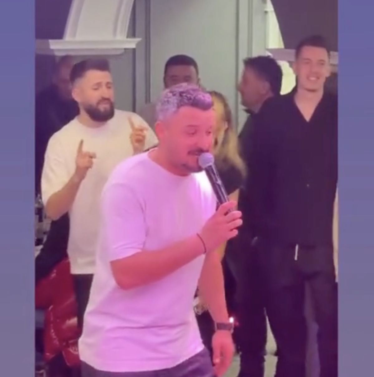 Constantin Budescu a luat microfonul și a început să cânte la aniversarea sa