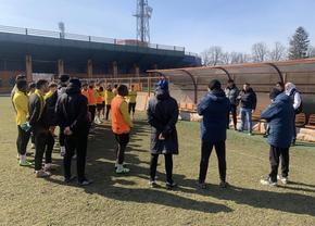 Ședință înainte de Ceahlăul - Steaua » A mers peste fotbaliști la antrenament și a lansat un avertisment: „Nu poți să faci fotbal cu 1.000 de spectatori. Nu merită echipă în Liga 2”