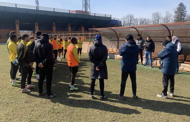 Ședință înainte de Ceahlăul - Steaua » A mers peste fotbaliști la antrenament și a lansat un avertisment: „Nu poți să faci fotbal cu 1.000 de spectatori. Nu merită echipă în Liga 2”