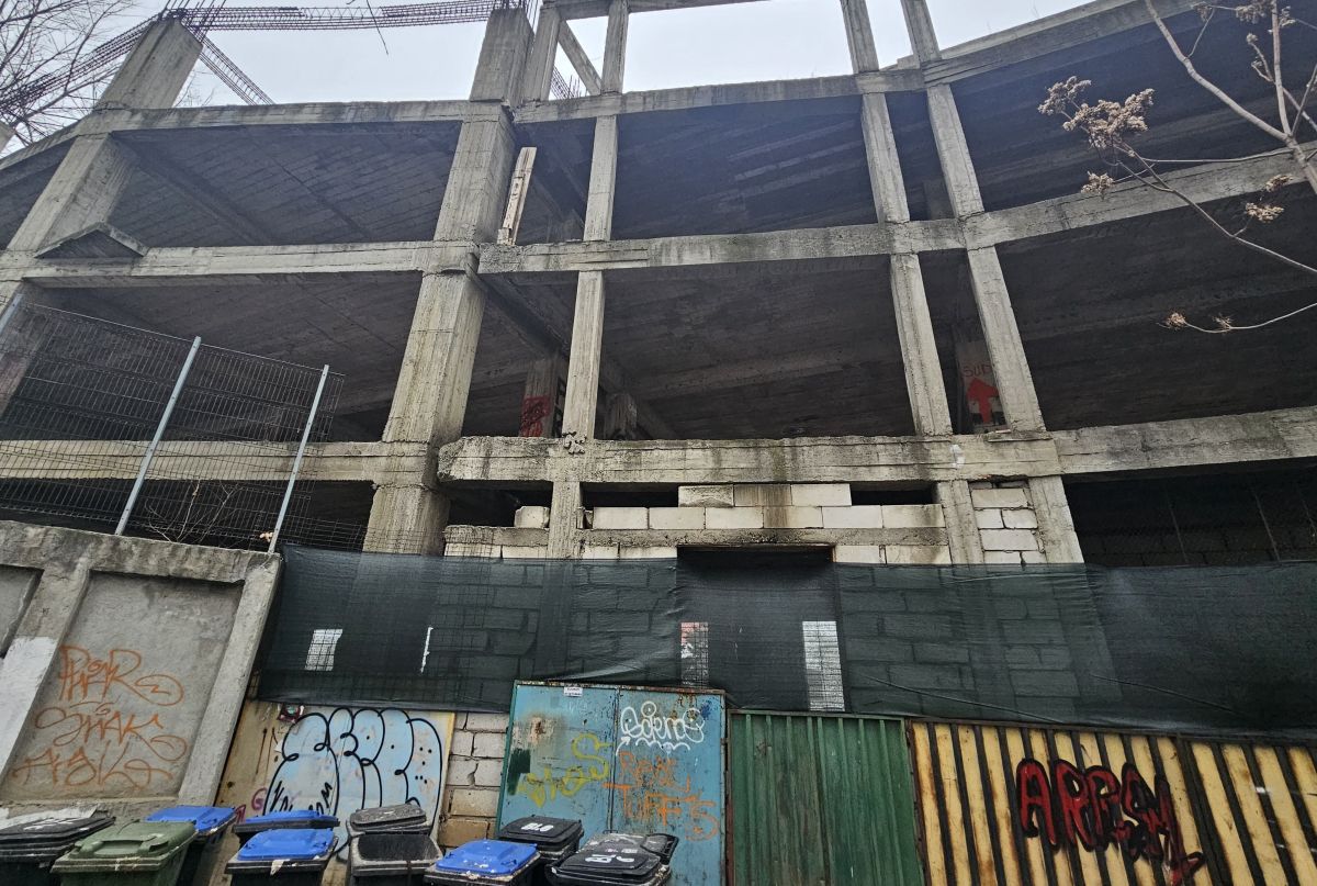 Cine pune mâna pe clădirea-fantomă de lângă stadionul Dinamo: „Mai întâi să avem terenul” » Paragină în locul unde ar fi trebuit să apară un mega-proiect