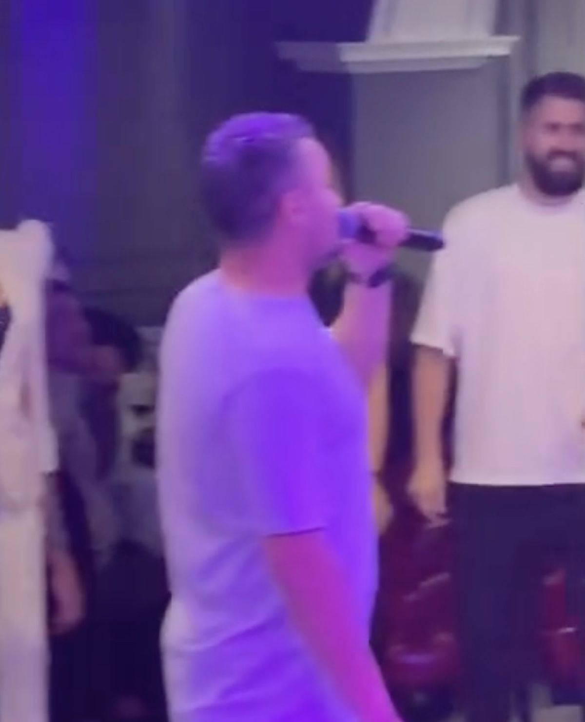 Constantin Budescu a luat microfonul și a început să cânte la aniversarea sa