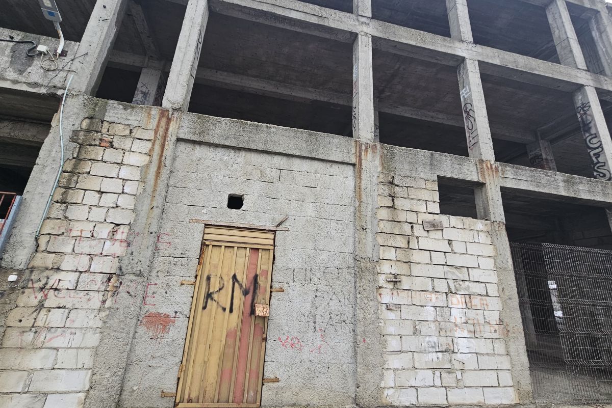 Cine pune mâna pe clădirea-fantomă de lângă stadionul Dinamo: „Mai întâi să avem terenul” » Paragină în locul unde ar fi trebuit să apară un mega-proiect