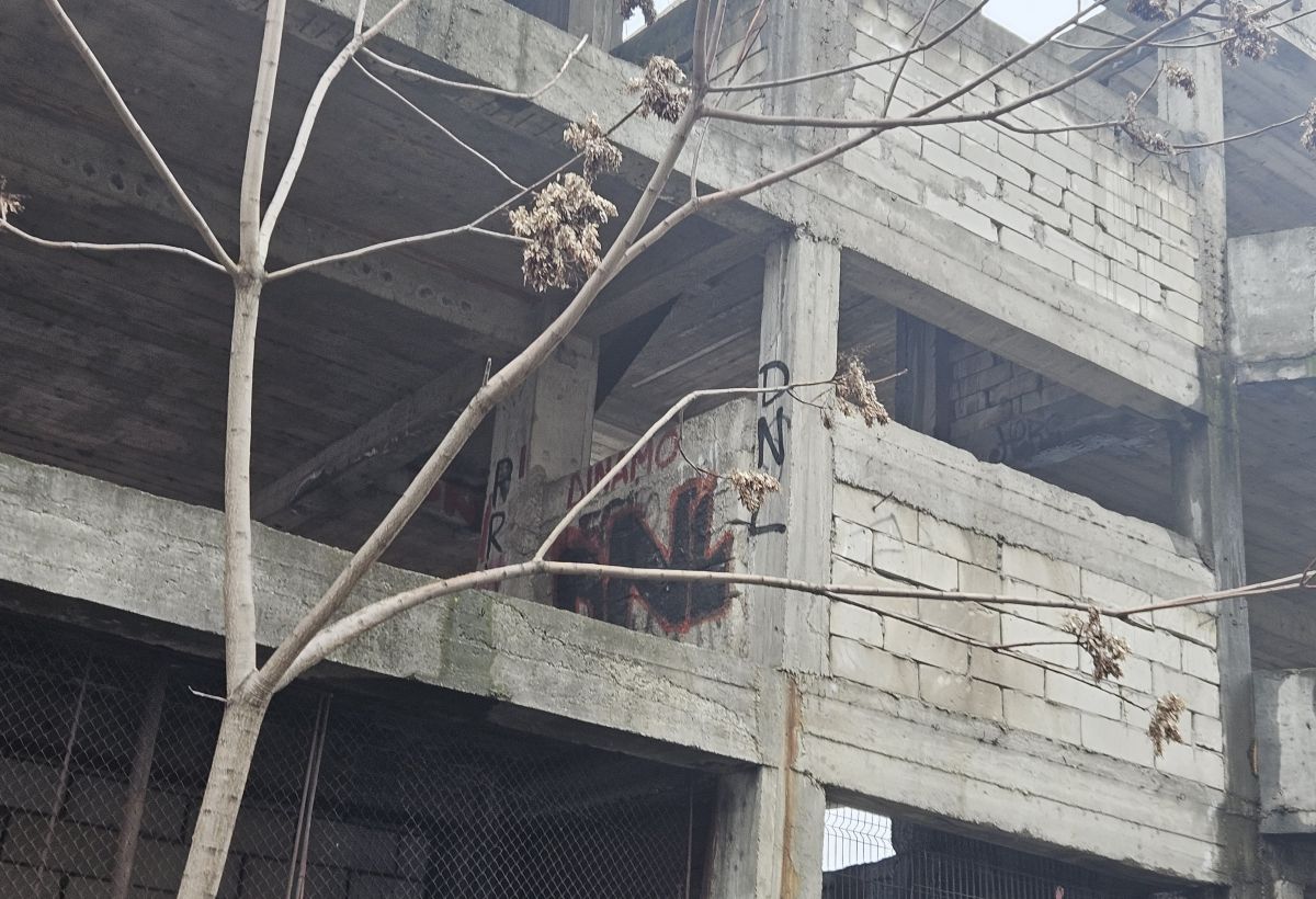 Clădirea-fantomă de lângă stadionul „Dinamo” » Aici ar fi trebuit să fie sediul clubului: paragină în loc de lux, 30 de ani mai târziu