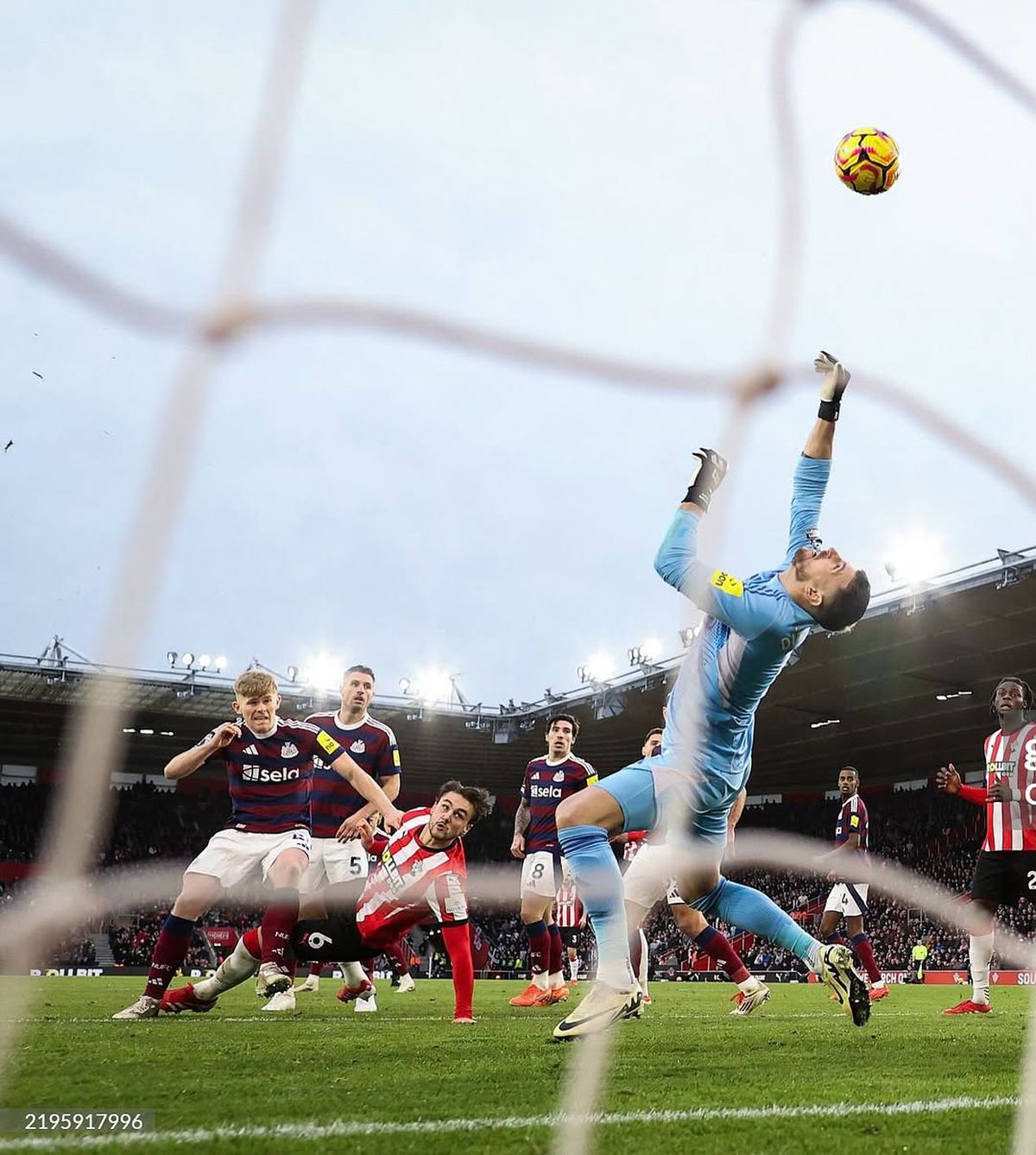 Soția a ieșit prima la atac, după ce a pățit fotbalistul „păcălit” să semneze: „Nimic în viață nu este corect”