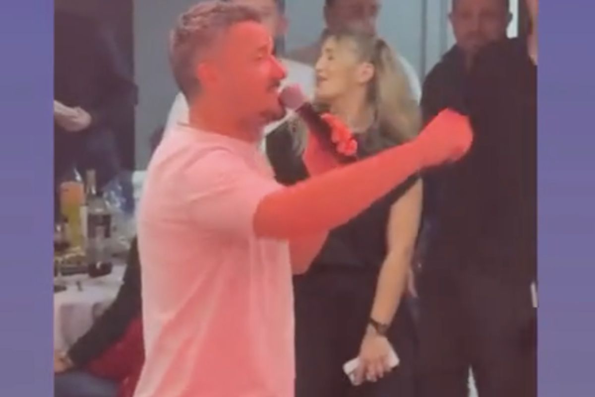 Constantin Budescu a luat microfonul și a început să cânte în restaurant: „Numai tu hoțule-o ai”