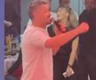 Constantin Budescu a luat microfonul și a început să cânte la aniversarea sa. Foto: Captură tiktok