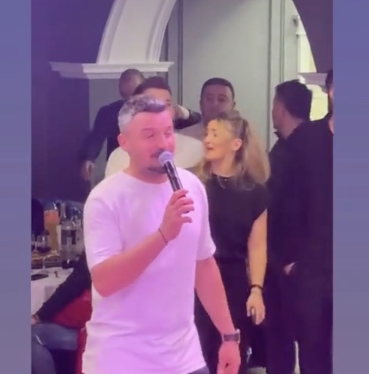 Constantin Budescu a luat microfonul și a început să cânte în restaurant: „Numai tu hoțule-o ai”