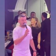Constantin Budescu a luat microfonul și a început să cânte la aniversarea sa. Foto: Captură tiktok