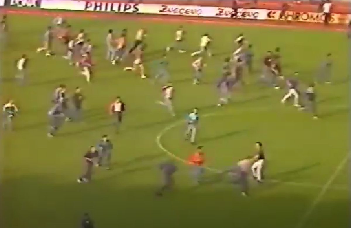 Partida dintre Dinamo și Steaua care a stat la baza unui război în toată regula » Căpitanul a atacat polițiștii, ultrașii au mers pe front, iar Miodrag Belodedici relatează: „Ne-au luat niște blindate”