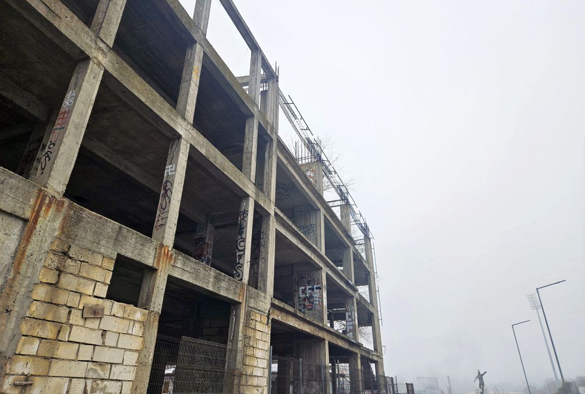 Cine pune mâna pe clădirea-fantomă de lângă stadionul Dinamo: „Mai întâi să avem terenul” » Paragină în locul unde ar fi trebuit să apară un mega-proiect