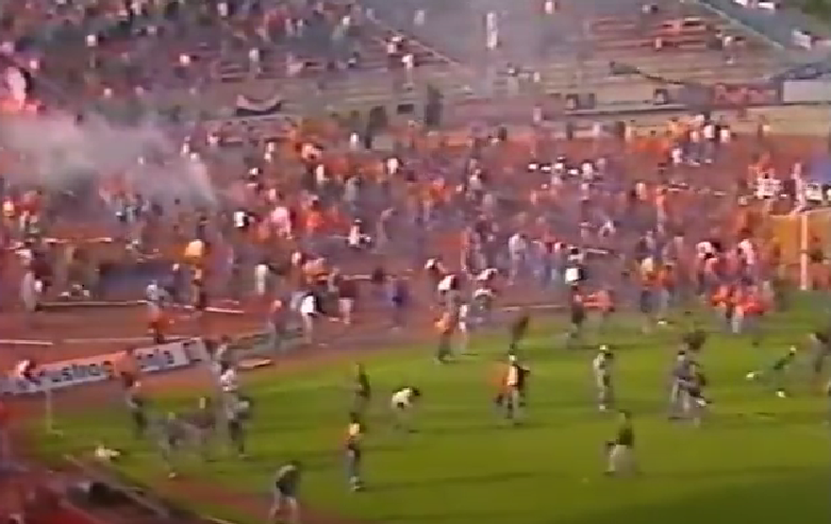 Partida dintre Dinamo și Steaua care a stat la baza unui război în toată regula » Căpitanul a atacat polițiștii, ultrașii au mers pe front, iar Miodrag Belodedici relatează: „Ne-au luat niște blindate”