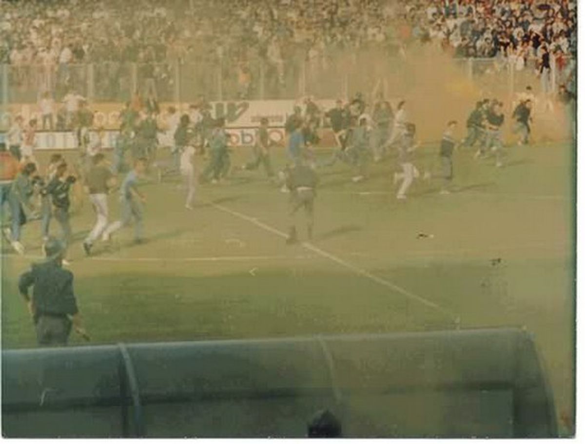 Partida dintre Dinamo și Steaua care a stat la baza unui război în toată regula » Căpitanul a atacat polițiștii, ultrașii au mers pe front, iar Miodrag Belodedici relatează: „Ne-au luat niște blindate”