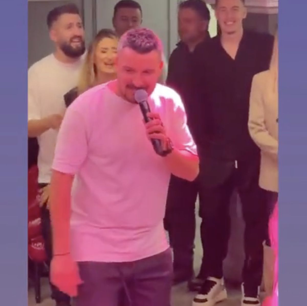 Constantin Budescu a luat microfonul și a început să cânte în restaurant: „Numai tu hoțule-o ai”