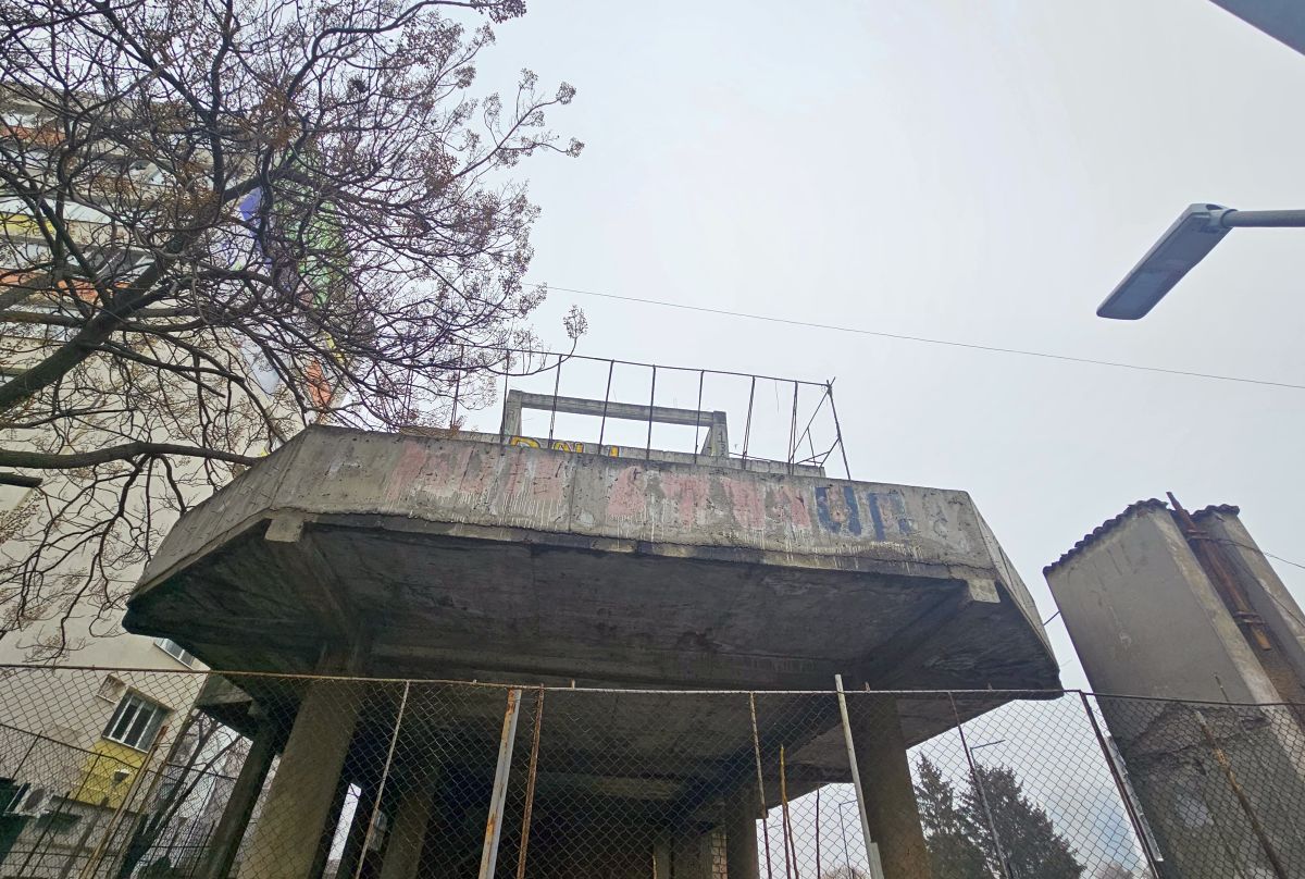 Clădirea-fantomă de lângă stadionul „Dinamo” » Aici ar fi trebuit să fie sediul clubului: paragină în loc de lux, 30 de ani mai târziu