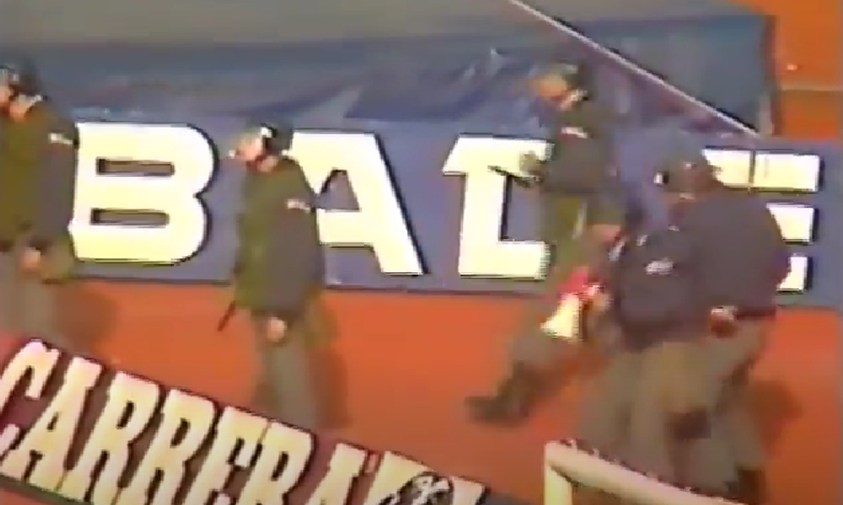 Partida dintre Dinamo și Steaua care a stat la baza unui război în toată regula » Căpitanul a atacat polițiștii, ultrașii au mers pe front, iar Miodrag Belodedici relatează: „Ne-au luat niște blindate”