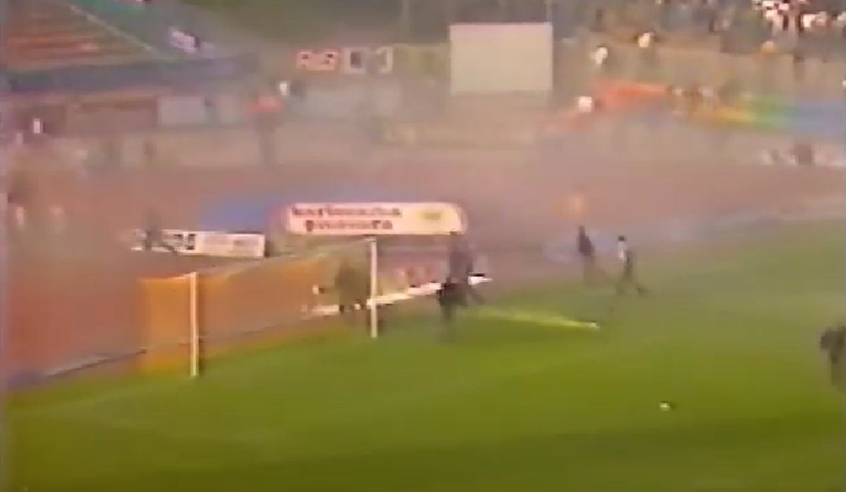 Partida dintre Dinamo și Steaua care a stat la baza unui război în toată regula » Căpitanul a atacat polițiștii, ultrașii au mers pe front, iar Miodrag Belodedici relatează: „Ne-au luat niște blindate”