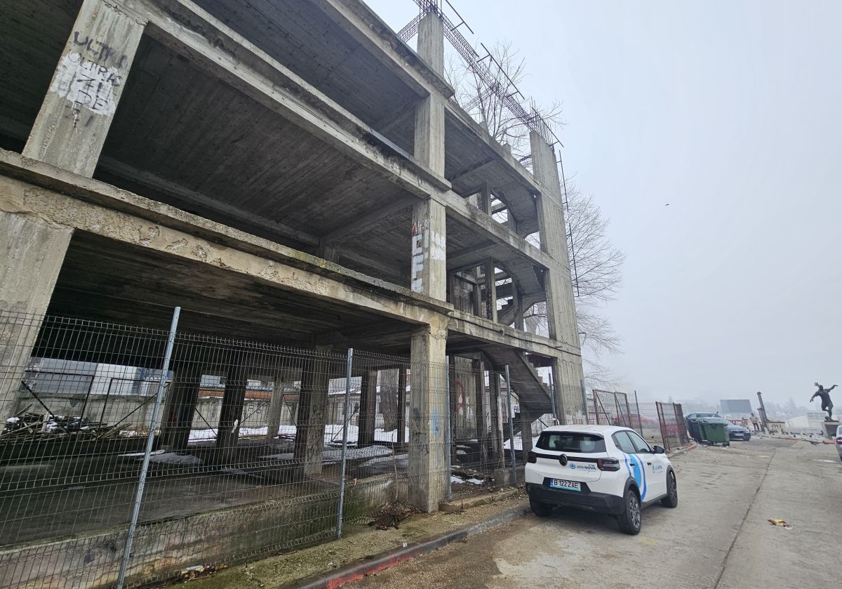 Cine pune mâna pe clădirea-fantomă de lângă stadionul Dinamo: „Mai întâi să avem terenul” » Paragină în locul unde ar fi trebuit să apară un mega-proiect