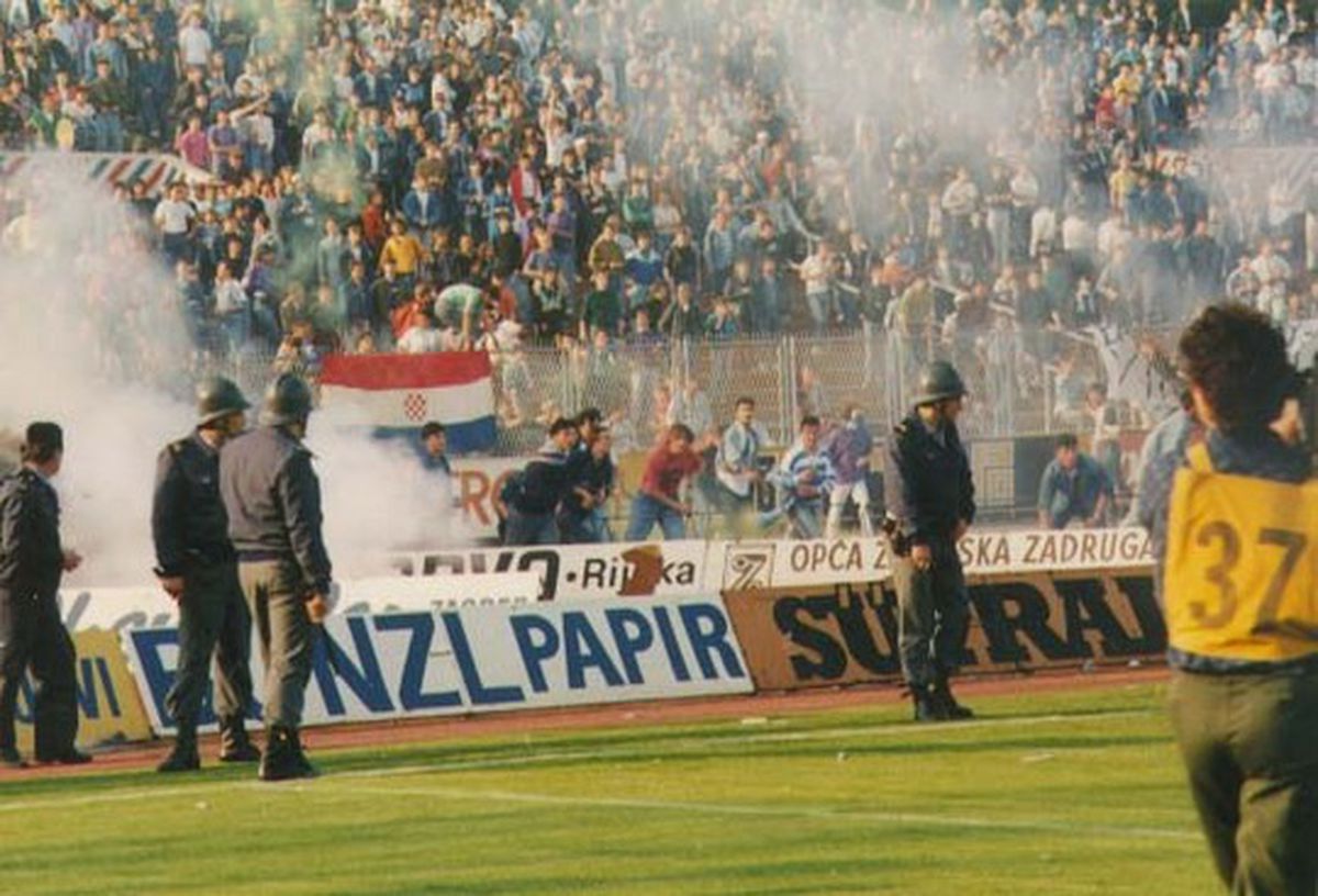 Partida dintre Dinamo și Steaua care a stat la baza unui război în toată regula » Căpitanul a atacat polițiștii, ultrașii au mers pe front, iar Miodrag Belodedici relatează: „Ne-au luat niște blindate”
