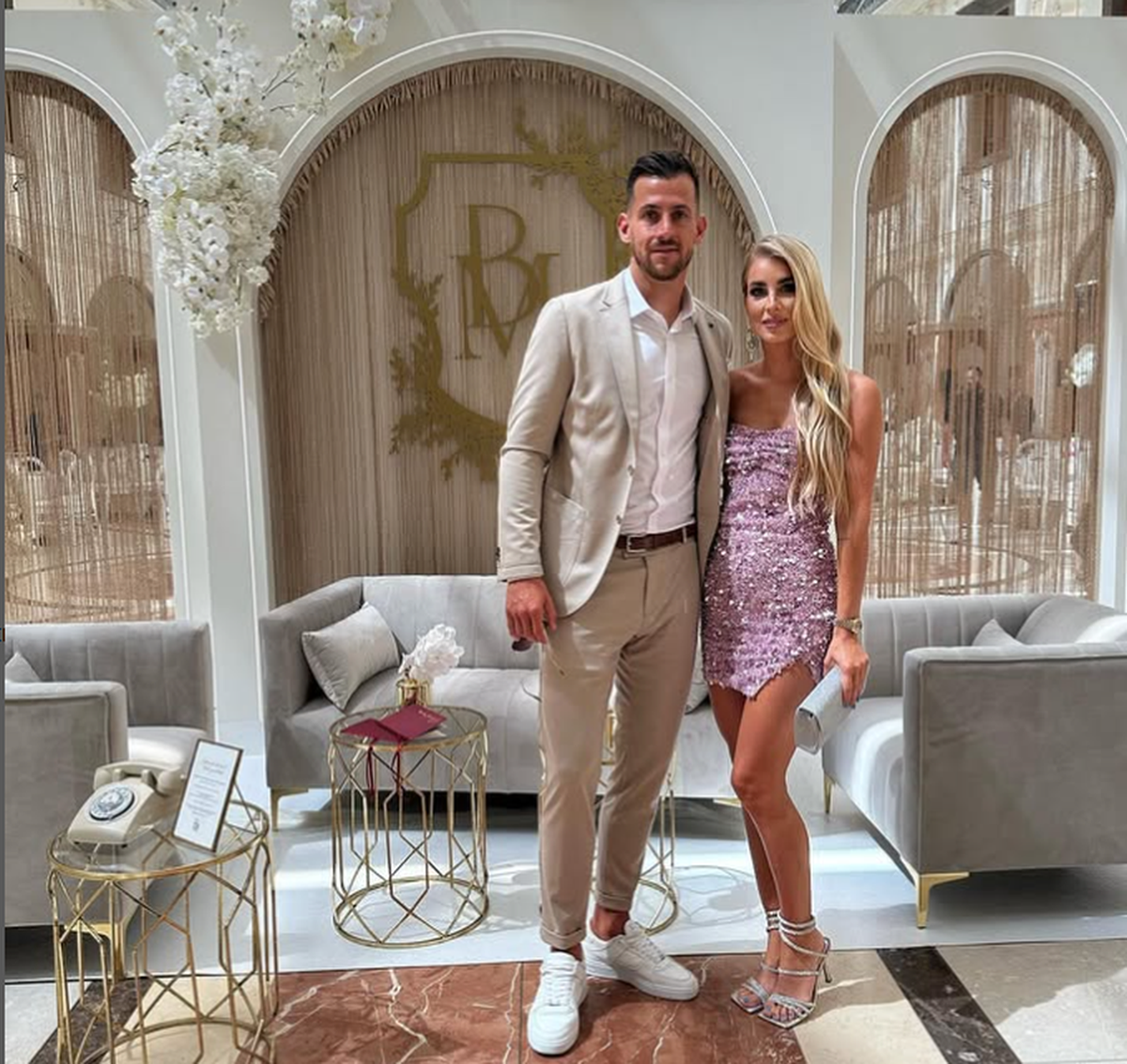 Soția a ieșit prima la atac, după ce a pățit fotbalistul „păcălit” să semneze: „Nimic în viață nu este corect”