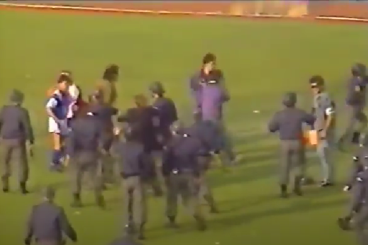 Partida dintre Dinamo și Steaua care a stat la baza unui război în toată regula » Căpitanul a atacat polițiștii, ultrașii au mers pe front, iar Miodrag Belodedici relatează: „Ne-au luat niște blindate”