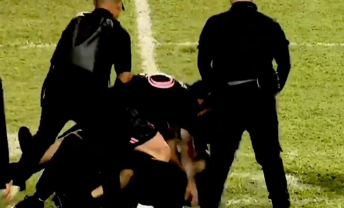 Haos în Puerto Rico! Lionel Messi, pus la pământ de suporteri chiar în timpul meciului