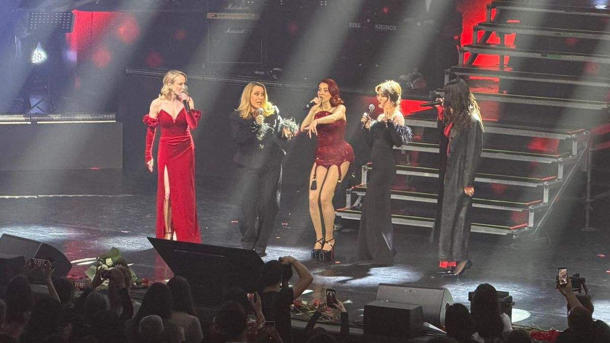 Sandra Izbașa, apariție de senzație pe scena de la Sala Palatului, alături de Andreea Esca și Lidia Buble: „Campioana blondă”