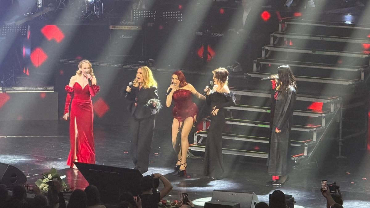 Sandra Izbașa, apariție de senzație pe scena de la Sala Palatului, alături de Andreea Esca și Lidia Buble: „Campioana blondă”
