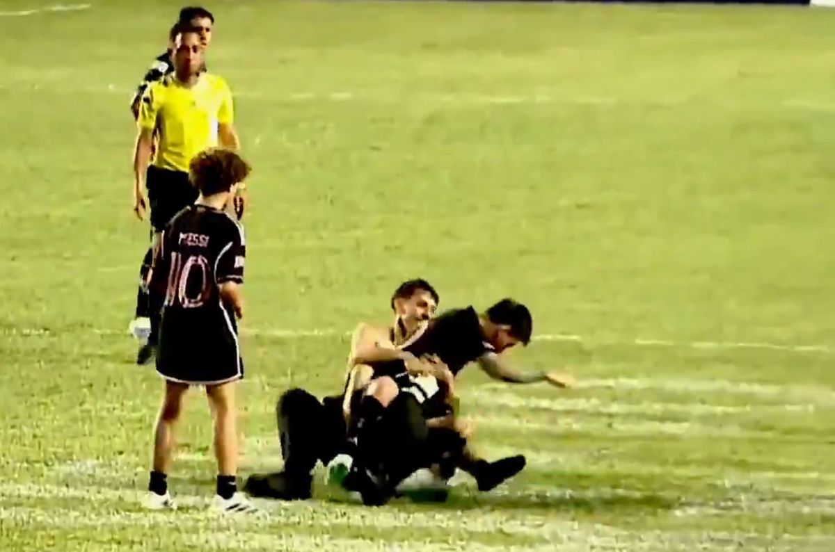 Haos în Puerto Rico! Lionel Messi, pus la pământ de suporteri chiar în timpul meciului