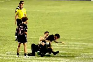 Lionel Messi, „doborât” de suporteri chiar în timpul meciului