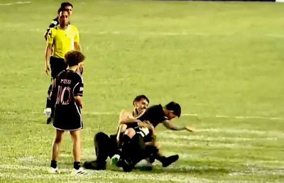 Haos în Puerto Rico! Lionel Messi, pus la pământ de suporteri chiar în timpul meciului