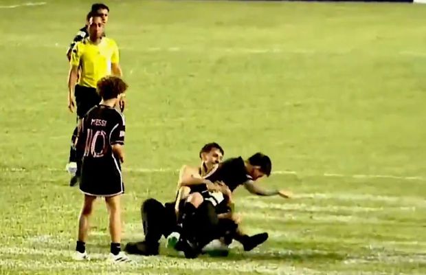 Haos în Puerto Rico! Lionel Messi, pus la pământ de suporteri chiar în timpul meciului