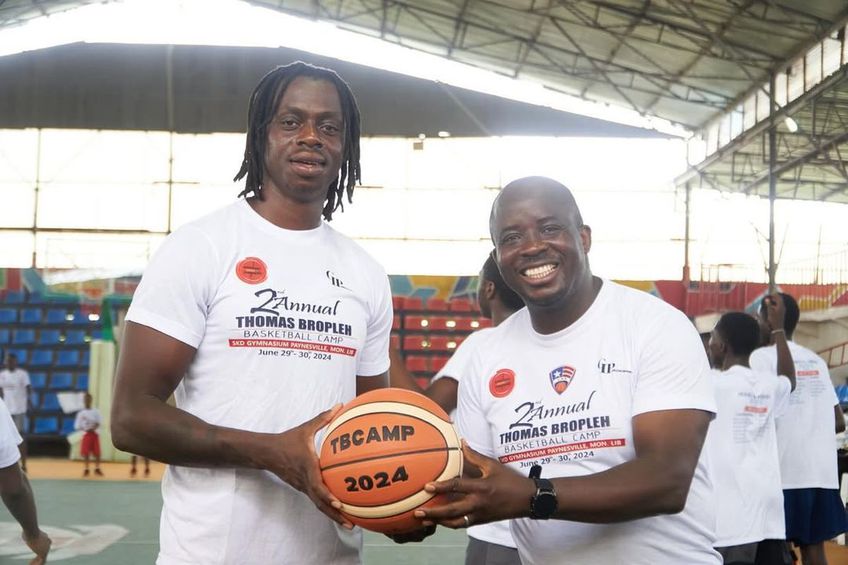Thomas Bropleh (stânga), jucătorul lui CSM Oradea, organizează tabere de baschet în Liberia, țara părinților și fraților săi/Foto: Instagram (Thomas Bropleh)