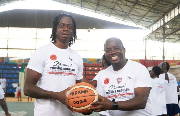 Veteranul lui CSM Oradea provine dintr-o țară africană distrusă de războaie și droguri și organizează anual tabere pentru copii: „Sunt pui de găină, capre pe stradă”