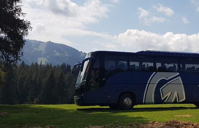 Asigură transportul angajaților cu ajutorul unei firme de închirieri autocare și microbuze